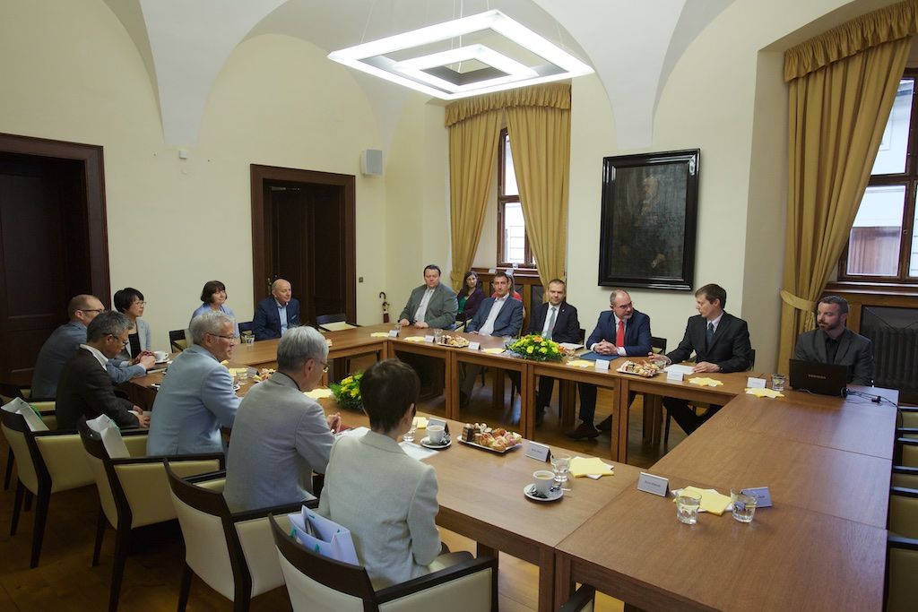 Představitele EU-Japan Fest Committee v čele s předsedou Hideaki Omiyem, jenž je zároveň prezidentem Mitsubishi Heavy Industries, přijal v neděli na radnici primátor města Martin Zrzavecký. Výbor této japonské nevládní organizace, jež podporuje mezinárodní spolupráci na poli kultury, už přes 20 let spolupracuje se zástupci projektu Evropské hlavní město kultury. Podporuje kulturní výměnu a spolupráci evropských a japonských umělců, pořadatelů a festivalů a zapojuje se do programu, podporu přitom čerpá z privátních zdrojů od největších japonských společností. Plzeň, která je letos spolu s belgickým Monsem nositelem titulu Evropské hlavní město kultury, nabídne po celý rok desítky akcí, na nichž se představí řada vynikajících japonských umělců. (foto: 7.6.2015, R. Muchka)