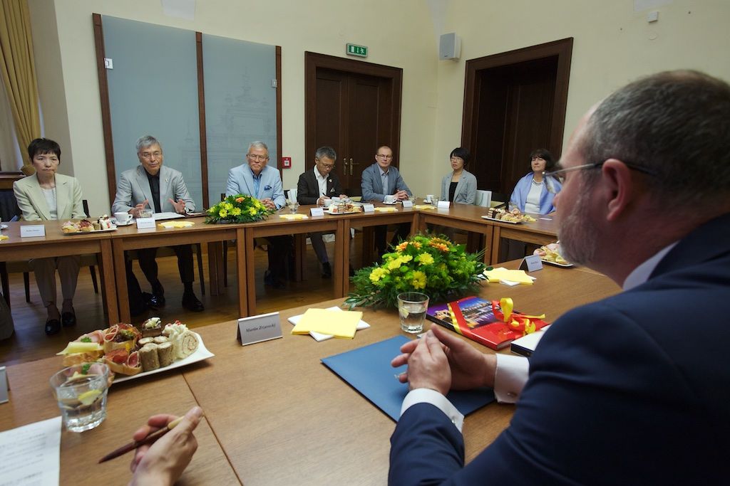 Představitele EU-Japan Fest Committee v čele s předsedou Hideaki Omiyem, jenž je zároveň prezidentem Mitsubishi Heavy Industries, přijal v neděli na radnici primátor města Martin Zrzavecký. Výbor této japonské nevládní organizace, jež podporuje mezinárodní spolupráci na poli kultury, už přes 20 let spolupracuje se zástupci projektu Evropské hlavní město kultury. Podporuje kulturní výměnu a spolupráci evropských a japonských umělců, pořadatelů a festivalů a zapojuje se do programu, podporu přitom čerpá z privátních zdrojů od největších japonských společností. Plzeň, která je letos spolu s belgickým Monsem nositelem titulu Evropské hlavní město kultury, nabídne po celý rok desítky akcí, na nichž se představí řada vynikajících japonských umělců. (foto: 7.6.2015, R. Muchka)