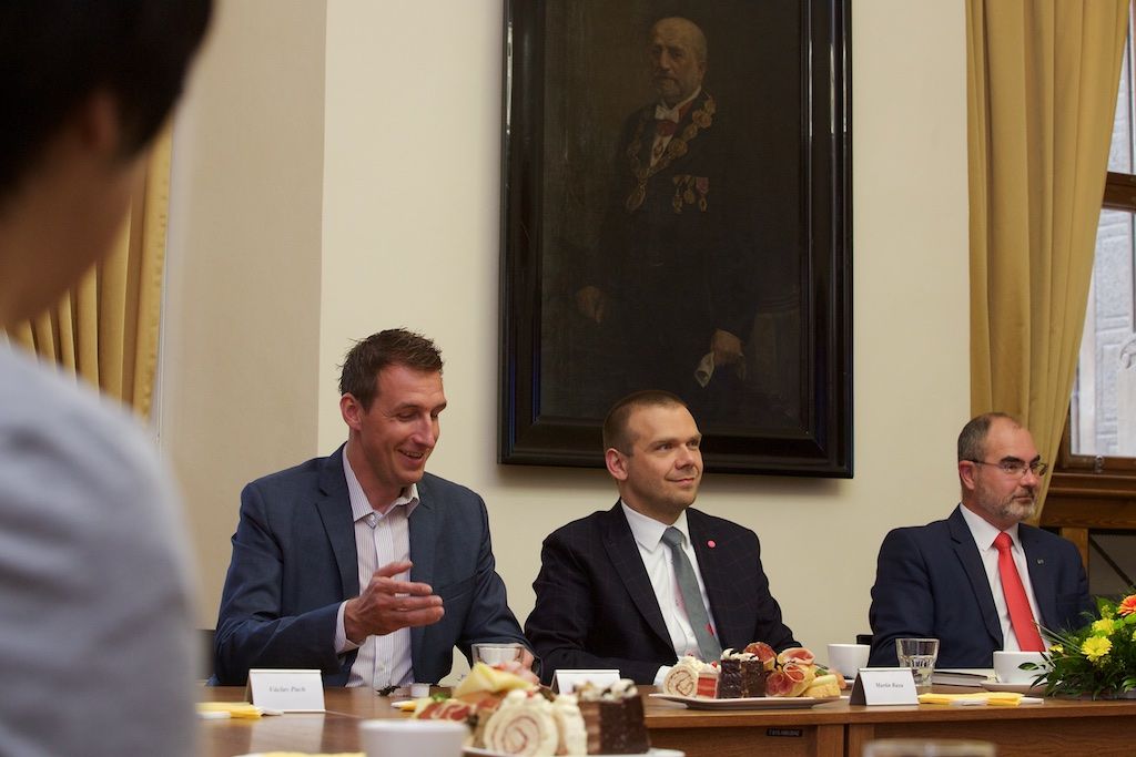 Představitele EU-Japan Fest Committee v čele s předsedou Hideaki Omiyem, jenž je zároveň prezidentem Mitsubishi Heavy Industries, přijal v neděli na radnici primátor města Martin Zrzavecký. Výbor této japonské nevládní organizace, jež podporuje mezinárodní spolupráci na poli kultury, už přes 20 let spolupracuje se zástupci projektu Evropské hlavní město kultury. Podporuje kulturní výměnu a spolupráci evropských a japonských umělců, pořadatelů a festivalů a zapojuje se do programu, podporu přitom čerpá z privátních zdrojů od největších japonských společností. Plzeň, která je letos spolu s belgickým Monsem nositelem titulu Evropské hlavní město kultury, nabídne po celý rok desítky akcí, na nichž se představí řada vynikajících japonských umělců. (foto: 7.6.2015, R. Muchka)
