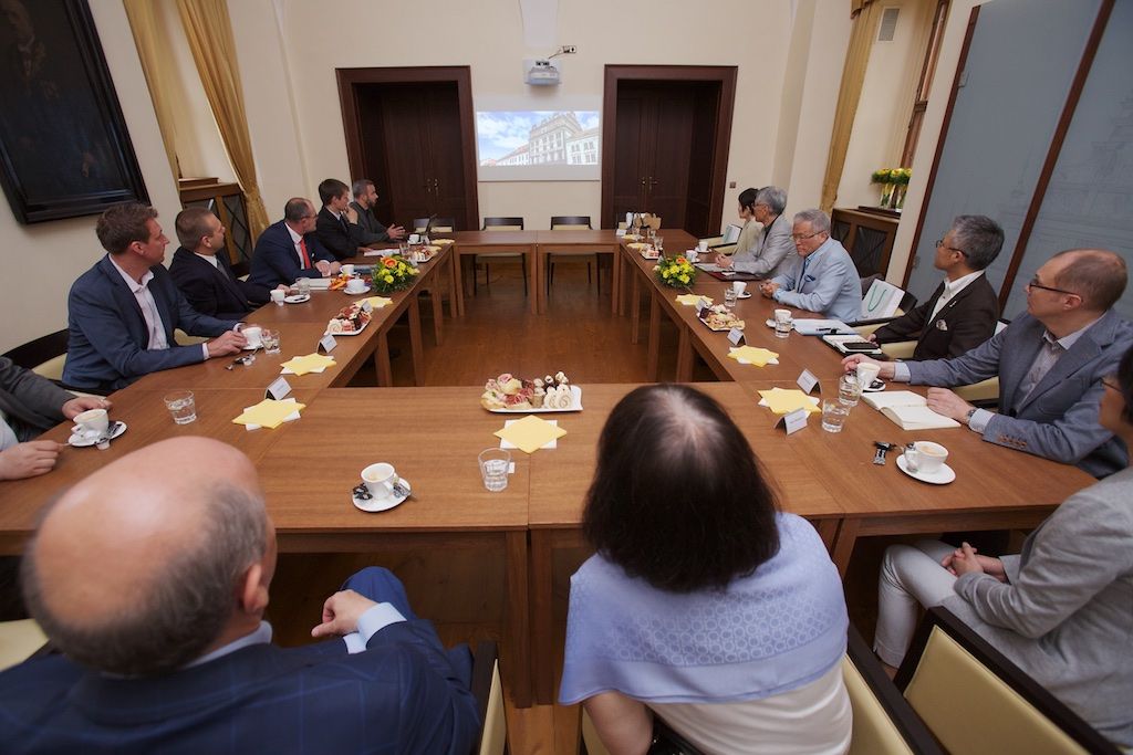 Představitele EU-Japan Fest Committee v čele s předsedou Hideaki Omiyem, jenž je zároveň prezidentem Mitsubishi Heavy Industries, přijal v neděli na radnici primátor města Martin Zrzavecký. Výbor této japonské nevládní organizace, jež podporuje mezinárodní spolupráci na poli kultury, už přes 20 let spolupracuje se zástupci projektu Evropské hlavní město kultury. Podporuje kulturní výměnu a spolupráci evropských a japonských umělců, pořadatelů a festivalů a zapojuje se do programu, podporu přitom čerpá z privátních zdrojů od největších japonských společností. Plzeň, která je letos spolu s belgickým Monsem nositelem titulu Evropské hlavní město kultury, nabídne po celý rok desítky akcí, na nichž se představí řada vynikajících japonských umělců. (foto: 7.6.2015, R. Muchka)