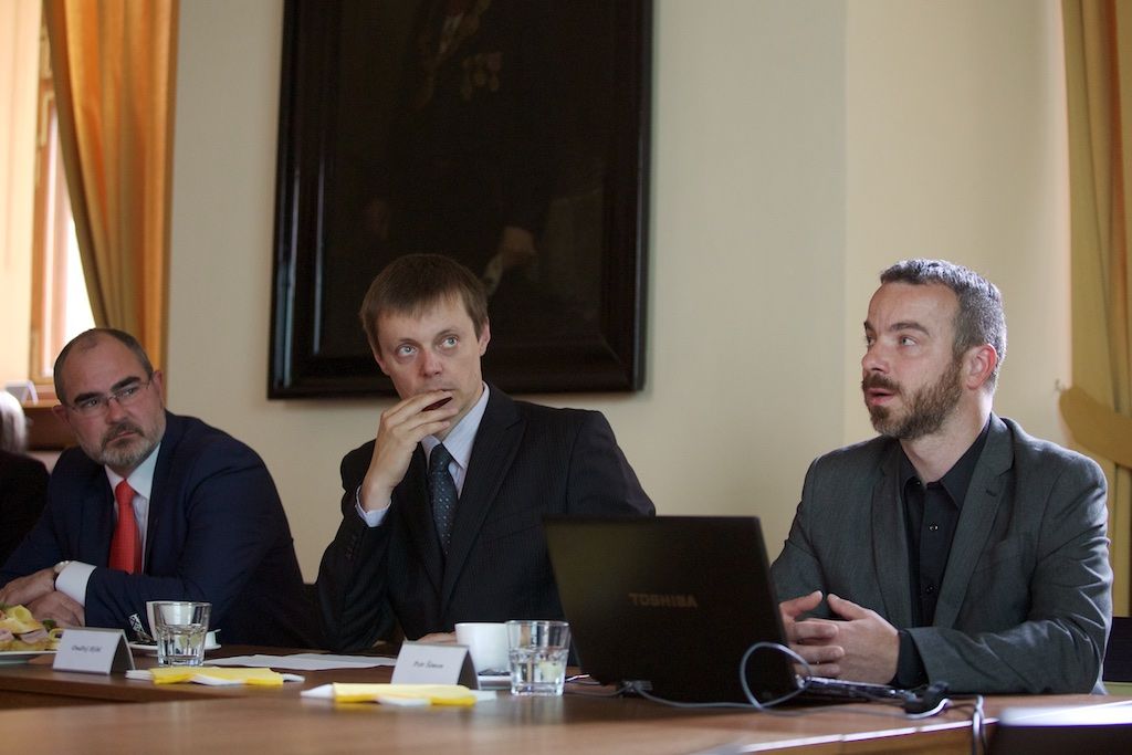 Představitele EU-Japan Fest Committee v čele s předsedou Hideaki Omiyem, jenž je zároveň prezidentem Mitsubishi Heavy Industries, přijal v neděli na radnici primátor města Martin Zrzavecký. Výbor této japonské nevládní organizace, jež podporuje mezinárodní spolupráci na poli kultury, už přes 20 let spolupracuje se zástupci projektu Evropské hlavní město kultury. Podporuje kulturní výměnu a spolupráci evropských a japonských umělců, pořadatelů a festivalů a zapojuje se do programu, podporu přitom čerpá z privátních zdrojů od největších japonských společností. Plzeň, která je letos spolu s belgickým Monsem nositelem titulu Evropské hlavní město kultury, nabídne po celý rok desítky akcí, na nichž se představí řada vynikajících japonských umělců. (foto: 7.6.2015, R. Muchka)