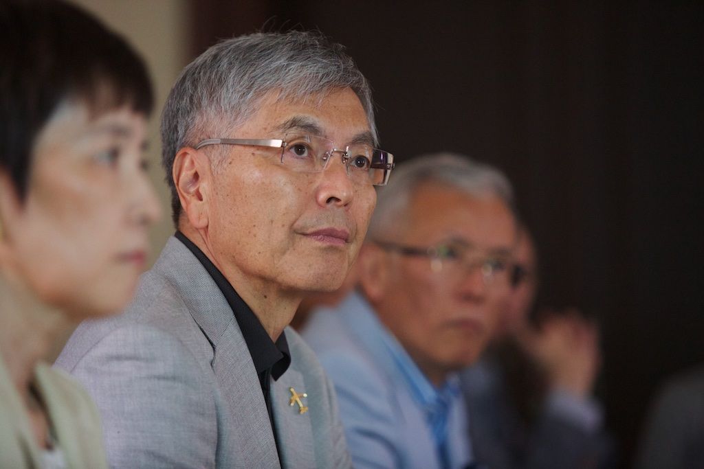 Představitele EU-Japan Fest Committee v čele s předsedou Hideaki Omiyem, jenž je zároveň prezidentem Mitsubishi Heavy Industries, přijal v neděli na radnici primátor města Martin Zrzavecký. Výbor této japonské nevládní organizace, jež podporuje mezinárodní spolupráci na poli kultury, už přes 20 let spolupracuje se zástupci projektu Evropské hlavní město kultury. Podporuje kulturní výměnu a spolupráci evropských a japonských umělců, pořadatelů a festivalů a zapojuje se do programu, podporu přitom čerpá z privátních zdrojů od největších japonských společností. Plzeň, která je letos spolu s belgickým Monsem nositelem titulu Evropské hlavní město kultury, nabídne po celý rok desítky akcí, na nichž se představí řada vynikajících japonských umělců. (foto: 7.6.2015, R. Muchka)