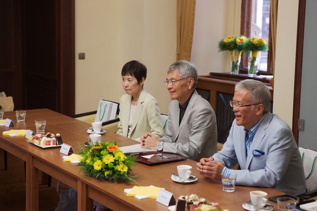 Představitele EU-Japan Fest Committee v čele s předsedou Hideaki Omiyem, jenž je zároveň prezidentem Mitsubishi Heavy Industries, přijal v neděli na radnici primátor města Martin Zrzavecký. Výbor této japonské nevládní organizace, jež podporuje mezinárodní spolupráci na poli kultury, už přes 20 let spolupracuje se zástupci projektu Evropské hlavní město kultury. Podporuje kulturní výměnu a spolupráci evropských a japonských umělců, pořadatelů a festivalů a zapojuje se do programu, podporu přitom čerpá z privátních zdrojů od největších japonských společností. Plzeň, která je letos spolu s belgickým Monsem nositelem titulu Evropské hlavní město kultury, nabídne po celý rok desítky akcí, na nichž se představí řada vynikajících japonských umělců. (foto: 7.6.2015, R. Muchka)
