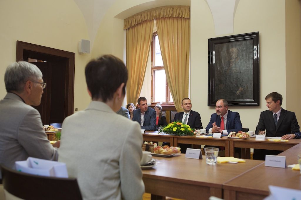 Představitele EU-Japan Fest Committee v čele s předsedou Hideaki Omiyem, jenž je zároveň prezidentem Mitsubishi Heavy Industries, přijal v neděli na radnici primátor města Martin Zrzavecký. Výbor této japonské nevládní organizace, jež podporuje mezinárodní spolupráci na poli kultury, už přes 20 let spolupracuje se zástupci projektu Evropské hlavní město kultury. Podporuje kulturní výměnu a spolupráci evropských a japonských umělců, pořadatelů a festivalů a zapojuje se do programu, podporu přitom čerpá z privátních zdrojů od největších japonských společností. Plzeň, která je letos spolu s belgickým Monsem nositelem titulu Evropské hlavní město kultury, nabídne po celý rok desítky akcí, na nichž se představí řada vynikajících japonských umělců. (foto: 7.6.2015, R. Muchka)