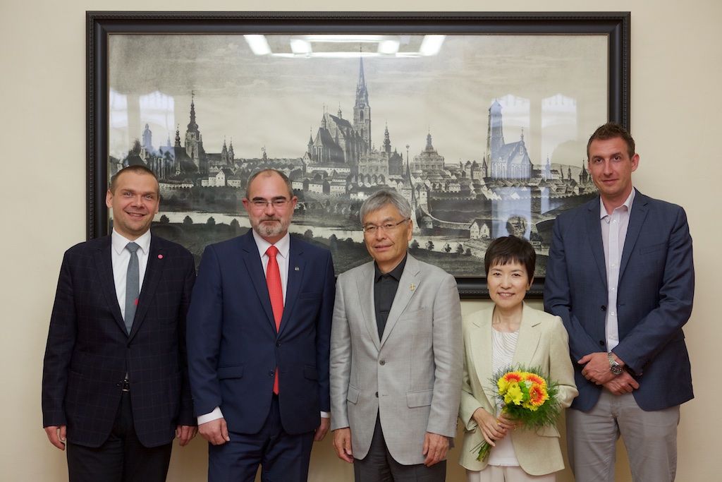 Představitele EU-Japan Fest Committee v čele s předsedou Hideaki Omiyem, jenž je zároveň prezidentem Mitsubishi Heavy Industries, přijal v neděli na radnici primátor města Martin Zrzavecký. Výbor této japonské nevládní organizace, jež podporuje mezinárodní spolupráci na poli kultury, už přes 20 let spolupracuje se zástupci projektu Evropské hlavní město kultury. Podporuje kulturní výměnu a spolupráci evropských a japonských umělců, pořadatelů a festivalů a zapojuje se do programu, podporu přitom čerpá z privátních zdrojů od největších japonských společností. Plzeň, která je letos spolu s belgickým Monsem nositelem titulu Evropské hlavní město kultury, nabídne po celý rok desítky akcí, na nichž se představí řada vynikajících japonských umělců. (foto: 7.6.2015, R. Muchka)