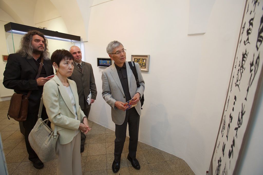 Představitele EU-Japan Fest Committee v čele s předsedou Hideaki Omiyem, jenž je zároveň prezidentem Mitsubishi Heavy Industries, přijal v neděli na radnici primátor města Martin Zrzavecký. Výbor této japonské nevládní organizace, jež podporuje mezinárodní spolupráci na poli kultury, už přes 20 let spolupracuje se zástupci projektu Evropské hlavní město kultury. Podporuje kulturní výměnu a spolupráci evropských a japonských umělců, pořadatelů a festivalů a zapojuje se do programu, podporu přitom čerpá z privátních zdrojů od největších japonských společností. Plzeň, která je letos spolu s belgickým Monsem nositelem titulu Evropské hlavní město kultury, nabídne po celý rok desítky akcí, na nichž se představí řada vynikajících japonských umělců. (foto: 7.6.2015, R. Muchka)