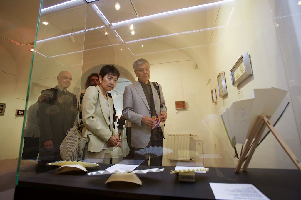 Představitele EU-Japan Fest Committee v čele s předsedou Hideaki Omiyem, jenž je zároveň prezidentem Mitsubishi Heavy Industries, přijal v neděli na radnici primátor města Martin Zrzavecký. Výbor této japonské nevládní organizace, jež podporuje mezinárodní spolupráci na poli kultury, už přes 20 let spolupracuje se zástupci projektu Evropské hlavní město kultury. Podporuje kulturní výměnu a spolupráci evropských a japonských umělců, pořadatelů a festivalů a zapojuje se do programu, podporu přitom čerpá z privátních zdrojů od největších japonských společností. Plzeň, která je letos spolu s belgickým Monsem nositelem titulu Evropské hlavní město kultury, nabídne po celý rok desítky akcí, na nichž se představí řada vynikajících japonských umělců. (foto: 7.6.2015, R. Muchka)