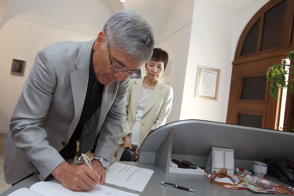 Představitele EU-Japan Fest Committee v čele s předsedou Hideaki Omiyem, jenž je zároveň prezidentem Mitsubishi Heavy Industries, přijal v neděli na radnici primátor města Martin Zrzavecký. Výbor této japonské nevládní organizace, jež podporuje mezinárodní spolupráci na poli kultury, už přes 20 let spolupracuje se zástupci projektu Evropské hlavní město kultury. Podporuje kulturní výměnu a spolupráci evropských a japonských umělců, pořadatelů a festivalů a zapojuje se do programu, podporu přitom čerpá z privátních zdrojů od největších japonských společností. Plzeň, která je letos spolu s belgickým Monsem nositelem titulu Evropské hlavní město kultury, nabídne po celý rok desítky akcí, na nichž se představí řada vynikajících japonských umělců. (foto: 7.6.2015, R. Muchka)