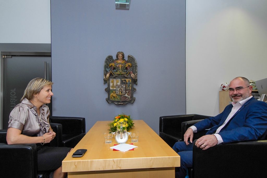 Změny v oblasti veřejné správy představila dnes v Plzni primátorovi města Martinu Zrzaveckému i dalším více než 60 starostům obcí a měst Plzeňského kraje náměstkyně ministra vnitra pro řízení sekce veřejné správy Jana Vildumetzová. Ta při dnešní návštěvě západočeské metropole nejprve krátce jednala s primátorem, poté ve sněmovním sále plzeňské radnice diskutovala se starosty. (foto: 8.6.2015)