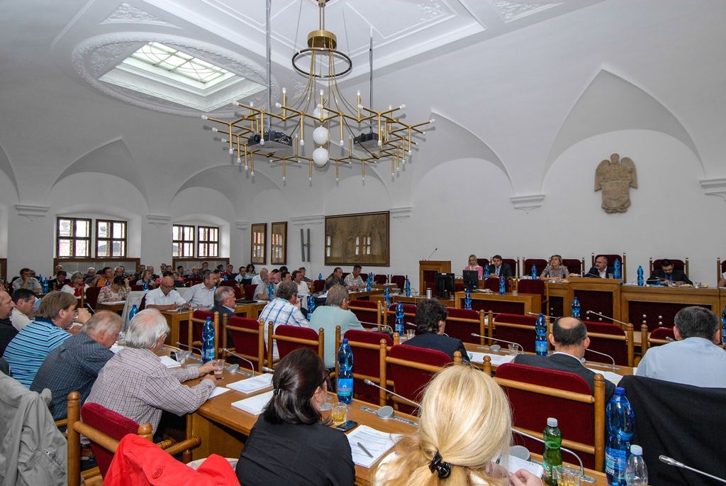 Změny v oblasti veřejné správy představila dnes v Plzni primátorovi města Martinu Zrzaveckému i dalším více než 60 starostům obcí a měst Plzeňského kraje náměstkyně ministra vnitra pro řízení sekce veřejné správy Jana Vildumetzová. Ta při dnešní návštěvě západočeské metropole nejprve krátce jednala s primátorem, poté ve sněmovním sále plzeňské radnice diskutovala se starosty. (foto: 8.6.2015)