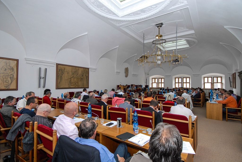 Změny v oblasti veřejné správy představila dnes v Plzni primátorovi města Martinu Zrzaveckému i dalším více než 60 starostům obcí a měst Plzeňského kraje náměstkyně ministra vnitra pro řízení sekce veřejné správy Jana Vildumetzová. Ta při dnešní návštěvě západočeské metropole nejprve krátce jednala s primátorem, poté ve sněmovním sále plzeňské radnice diskutovala se starosty. (foto: 8.6.2015)