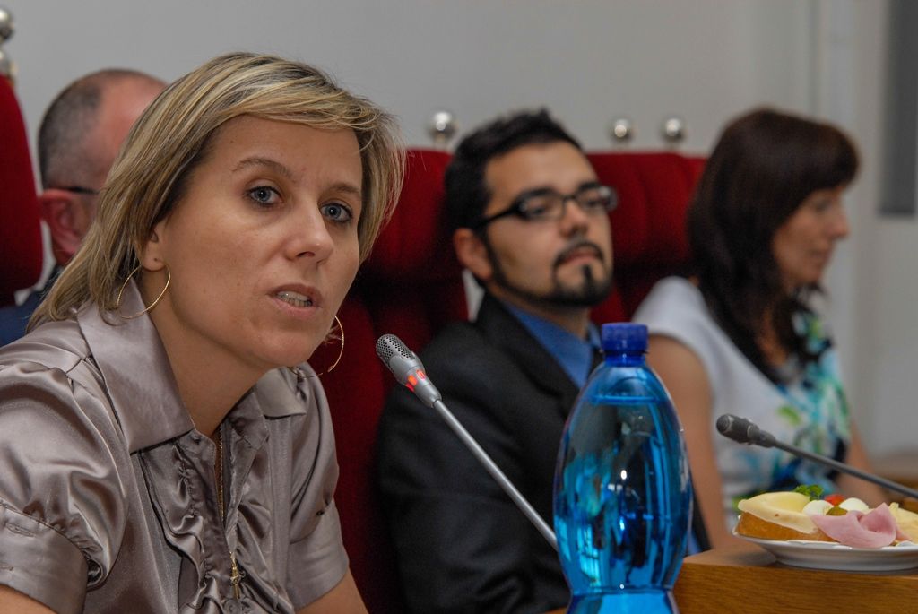 Změny v oblasti veřejné správy představila dnes v Plzni primátorovi města Martinu Zrzaveckému i dalším více než 60 starostům obcí a měst Plzeňského kraje náměstkyně ministra vnitra pro řízení sekce veřejné správy Jana Vildumetzová. Ta při dnešní návštěvě západočeské metropole nejprve krátce jednala s primátorem, poté ve sněmovním sále plzeňské radnice diskutovala se starosty. (foto: 8.6.2015)