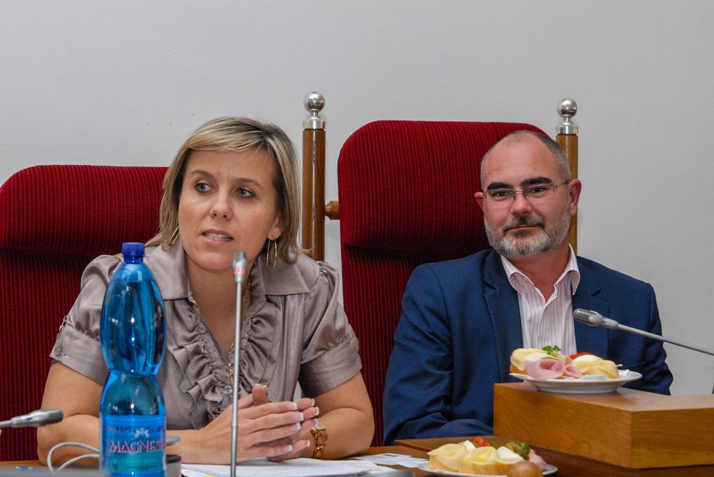 Změny v oblasti veřejné správy představila dnes v Plzni primátorovi města Martinu Zrzaveckému i dalším více než 60 starostům obcí a měst Plzeňského kraje náměstkyně ministra vnitra pro řízení sekce veřejné správy Jana Vildumetzová. Ta při dnešní návštěvě západočeské metropole nejprve krátce jednala s primátorem, poté ve sněmovním sále plzeňské radnice diskutovala se starosty. (foto: 8.6.2015)