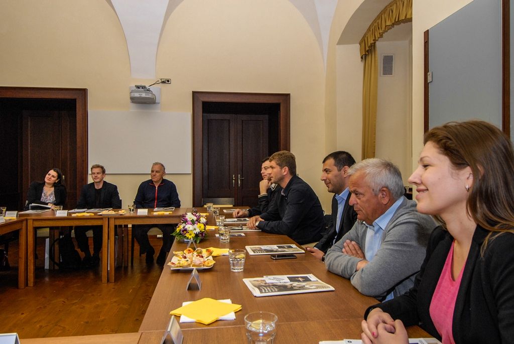 O systém evropských dotací, a hlavně přímo o zkušenosti Plzně s jejich čerpáním, se dnes (10.6.2015) na radnici zajímali primátoři a starostové několika srbských měst, jejichž země usiluje o vstup do Evropské unie. Delegaci představitelů lokální srbské samosprávy přijal primátor Plzně Martin Zrzavecký spolu s ekonomickým náměstkem Pavlem Kotasem. Přítomen byl i ředitel Útvaru koordinace evropských projektů města Plzně (ÚKEP) Erich Beneš a také ředitel společnosti Plzeň 2015 Jiří Suchánek.