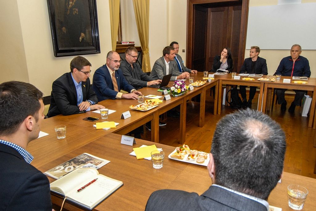 O systém evropských dotací, a hlavně přímo o zkušenosti Plzně s jejich čerpáním, se dnes (10.6.2015) na radnici zajímali primátoři a starostové několika srbských měst, jejichž země usiluje o vstup do Evropské unie. Delegaci představitelů lokální srbské samosprávy přijal primátor Plzně Martin Zrzavecký spolu s ekonomickým náměstkem Pavlem Kotasem. Přítomen byl i ředitel Útvaru koordinace evropských projektů města Plzně (ÚKEP) Erich Beneš a také ředitel společnosti Plzeň 2015 Jiří Suchánek.