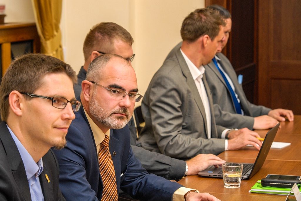 O systém evropských dotací, a hlavně přímo o zkušenosti Plzně s jejich čerpáním, se dnes (10.6.2015) na radnici zajímali primátoři a starostové několika srbských měst, jejichž země usiluje o vstup do Evropské unie. Delegaci představitelů lokální srbské samosprávy přijal primátor Plzně Martin Zrzavecký spolu s ekonomickým náměstkem Pavlem Kotasem. Přítomen byl i ředitel Útvaru koordinace evropských projektů města Plzně (ÚKEP) Erich Beneš a také ředitel společnosti Plzeň 2015 Jiří Suchánek.