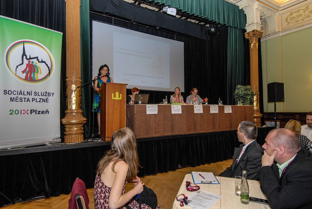 Celostátní konferenci statutárních měst na téma Řešení problematiky bezdomovectví a sociálního vyloučení na úrovni samosprávy uspořádalo ve dnech 11. a 12. června 2015 město Plzeň zastoupené Odborem sociálních služeb Magistrátu města Plzně. Nad akcí převzala záštitu ministryně práce a sociálních věcí Michaela Marksová (MPSV) společně s primátorem města Plzně Martinem Zrzaveckým a rezortní náměstkyní Evou Herinkovou.