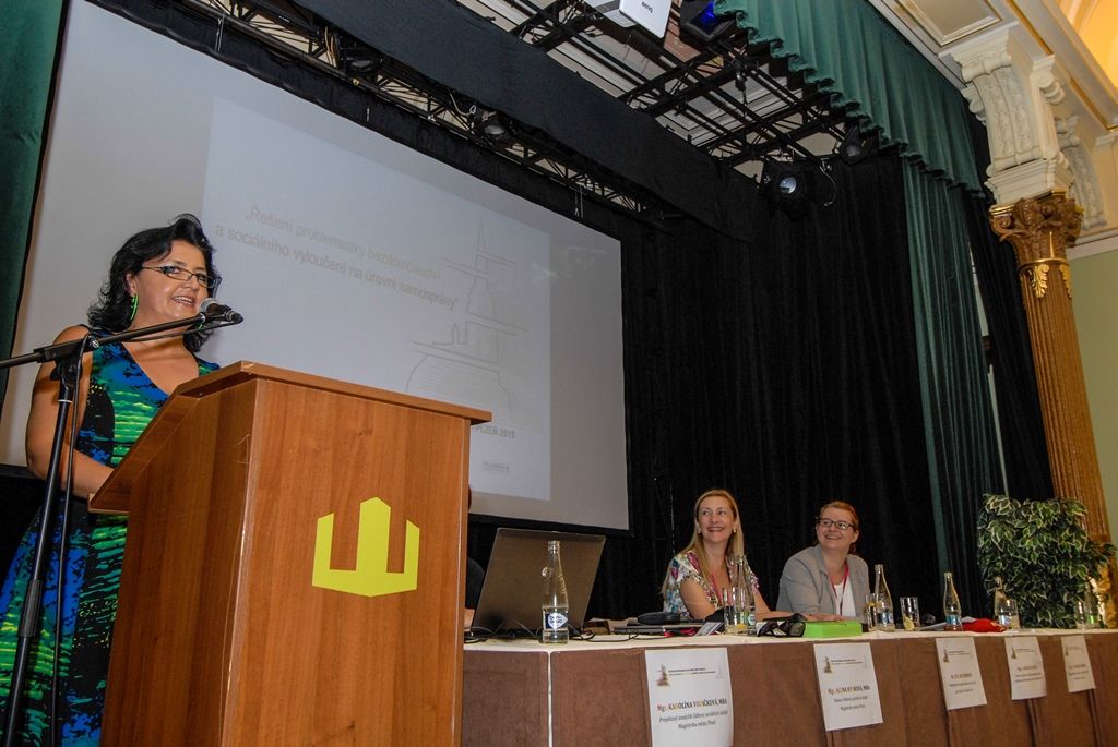 Celostátní konferenci statutárních měst na téma Řešení problematiky bezdomovectví a sociálního vyloučení na úrovni samosprávy uspořádalo ve dnech 11. a 12. června 2015 město Plzeň zastoupené Odborem sociálních služeb Magistrátu města Plzně. Nad akcí převzala záštitu ministryně práce a sociálních věcí Michaela Marksová (MPSV) společně s primátorem města Plzně Martinem Zrzaveckým a rezortní náměstkyní Evou Herinkovou.