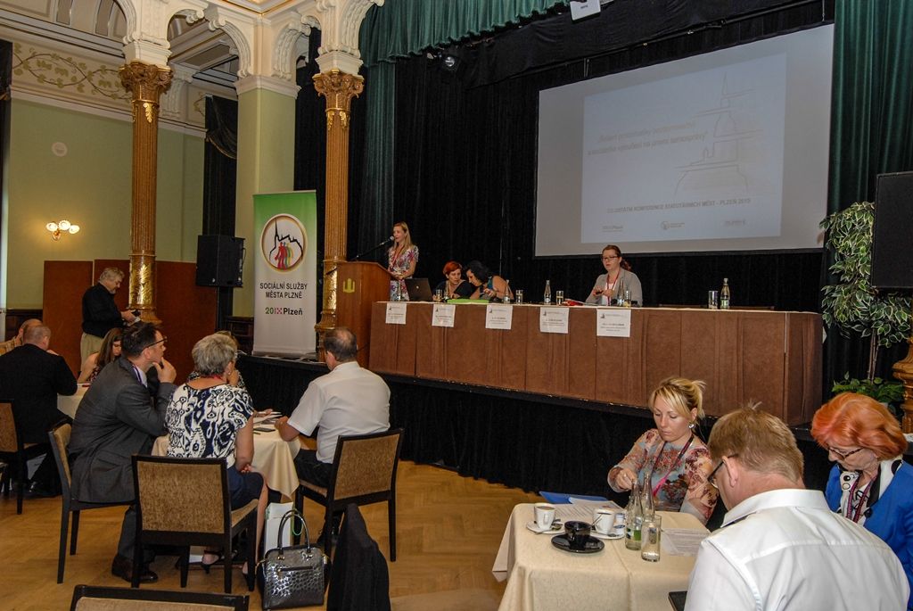 Celostátní konferenci statutárních měst na téma Řešení problematiky bezdomovectví a sociálního vyloučení na úrovni samosprávy uspořádalo ve dnech 11. a 12. června 2015 město Plzeň zastoupené Odborem sociálních služeb Magistrátu města Plzně. Nad akcí převzala záštitu ministryně práce a sociálních věcí Michaela Marksová (MPSV) společně s primátorem města Plzně Martinem Zrzaveckým a rezortní náměstkyní Evou Herinkovou.
