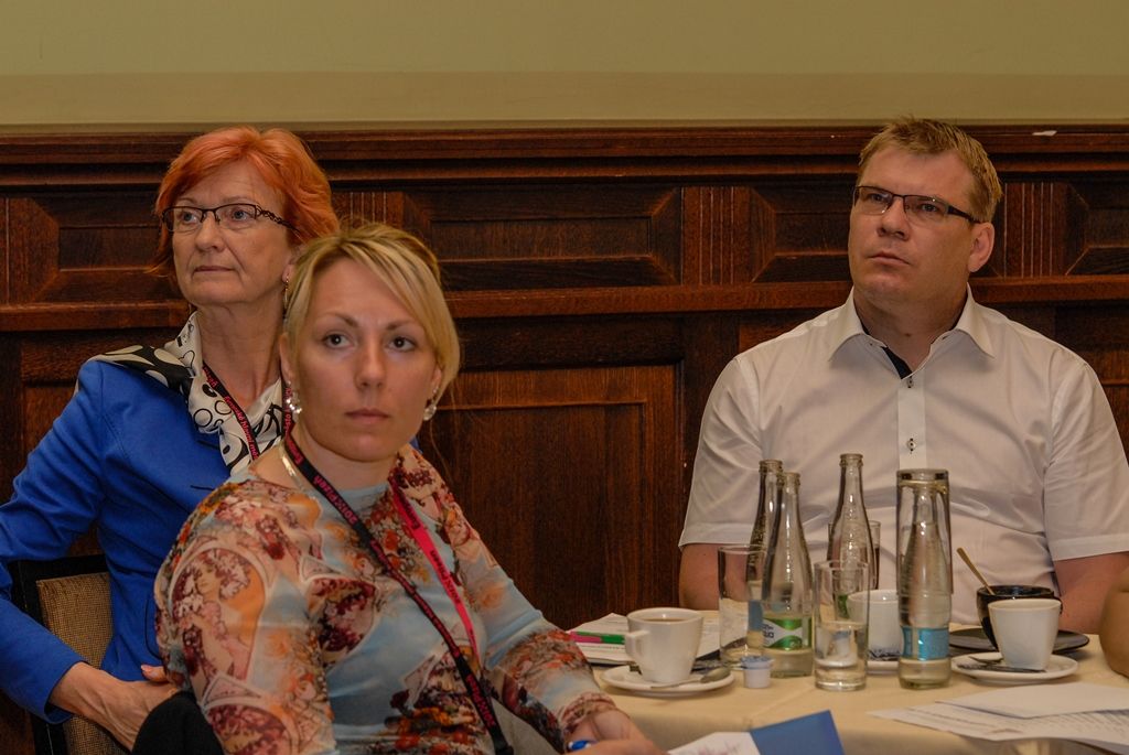 Celostátní konferenci statutárních měst na téma Řešení problematiky bezdomovectví a sociálního vyloučení na úrovni samosprávy uspořádalo ve dnech 11. a 12. června 2015 město Plzeň zastoupené Odborem sociálních služeb Magistrátu města Plzně. Nad akcí převzala záštitu ministryně práce a sociálních věcí Michaela Marksová (MPSV) společně s primátorem města Plzně Martinem Zrzaveckým a rezortní náměstkyní Evou Herinkovou.