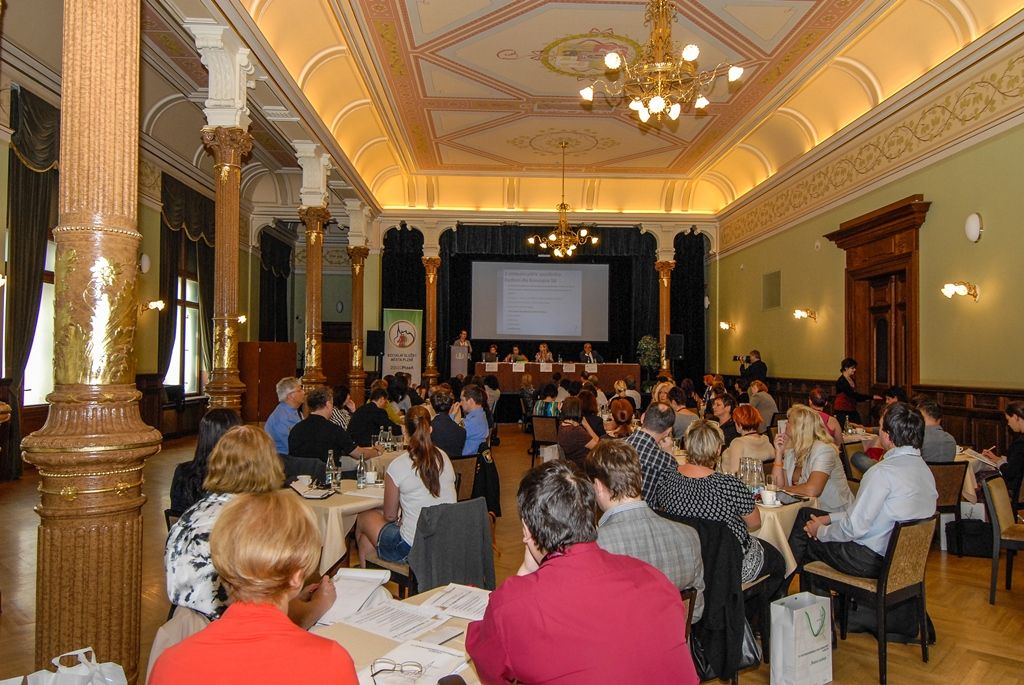 Celostátní konferenci statutárních měst na téma Řešení problematiky bezdomovectví a sociálního vyloučení na úrovni samosprávy uspořádalo ve dnech 11. a 12. června 2015 město Plzeň zastoupené Odborem sociálních služeb Magistrátu města Plzně. Nad akcí převzala záštitu ministryně práce a sociálních věcí Michaela Marksová (MPSV) společně s primátorem města Plzně Martinem Zrzaveckým a rezortní náměstkyní Evou Herinkovou.