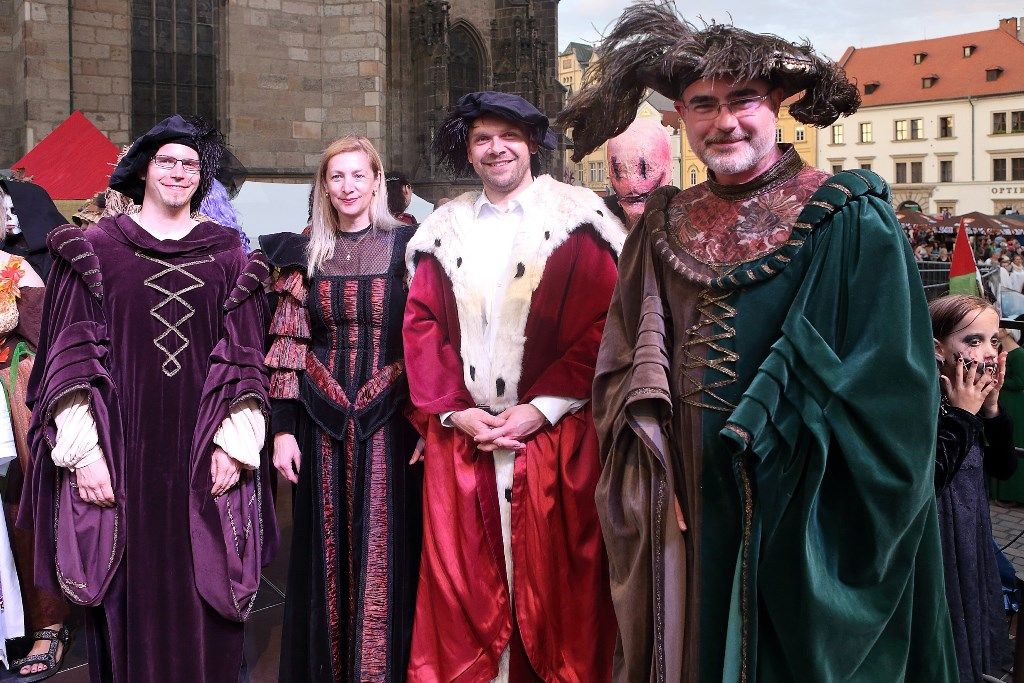 O uplynulém víkendu oslavilo město Plzeň 720 let od svého založení. Stalo se tak v rámci tradiční akce Historický víkend aneb Strašidla a mumraje plzeňské. Centrum se na tři dny proměnilo v dobové město s panovníky a dámami v kočárech, rytíři ve zbroji, nechyběly turnaje, historické vozy či tržiště. Na několika scénách v sadovém okruhu a na náměstí Republiky si diváci užili desítky představení, hudbu, divadlo, šermířské souboje. Ulicemi se procházeli panovníci, jež jsou neodmyslitelně spjatí s Plzní – Václav II., Václav IV., Marie Terezie, František Josef I., Rudolf II. nebo Karel IV. (foto: 13.-14.6.2015, Nadace 700 let města Plzně)