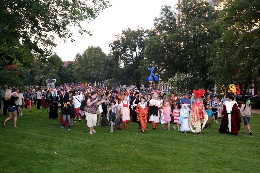 O uplynulém víkendu oslavilo město Plzeň 720 let od svého založení. Stalo se tak v rámci tradiční akce Historický víkend aneb Strašidla a mumraje plzeňské. Centrum se na tři dny proměnilo v dobové město s panovníky a dámami v kočárech, rytíři ve zbroji, nechyběly turnaje, historické vozy či tržiště. Na několika scénách v sadovém okruhu a na náměstí Republiky si diváci užili desítky představení, hudbu, divadlo, šermířské souboje. Ulicemi se procházeli panovníci, jež jsou neodmyslitelně spjatí s Plzní – Václav II., Václav IV., Marie Terezie, František Josef I., Rudolf II. nebo Karel IV. (foto: 13.-14.6.2015, Nadace 700 let města Plzně)