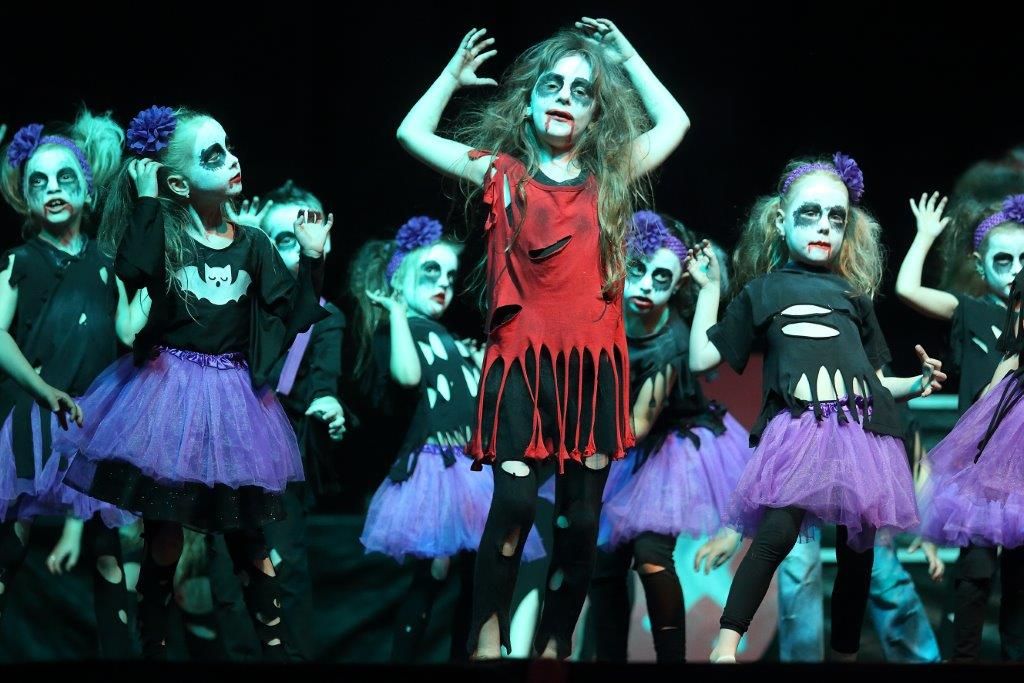 O uplynulém víkendu oslavilo město Plzeň 720 let od svého založení. Stalo se tak v rámci tradiční akce Historický víkend aneb Strašidla a mumraje plzeňské. Centrum se na tři dny proměnilo v dobové město s panovníky a dámami v kočárech, rytíři ve zbroji, nechyběly turnaje, historické vozy či tržiště. Na několika scénách v sadovém okruhu a na náměstí Republiky si diváci užili desítky představení, hudbu, divadlo, šermířské souboje. Ulicemi se procházeli panovníci, jež jsou neodmyslitelně spjatí s Plzní – Václav II., Václav IV., Marie Terezie, František Josef I., Rudolf II. nebo Karel IV. (foto: 13.-14.6.2015, Nadace 700 let města Plzně)