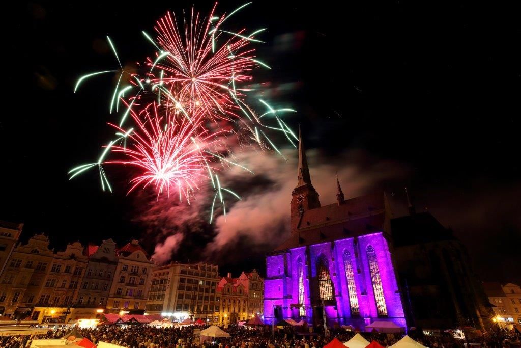 O uplynulém víkendu oslavilo město Plzeň 720 let od svého založení. Stalo se tak v rámci tradiční akce Historický víkend aneb Strašidla a mumraje plzeňské. Centrum se na tři dny proměnilo v dobové město s panovníky a dámami v kočárech, rytíři ve zbroji, nechyběly turnaje, historické vozy či tržiště. Na několika scénách v sadovém okruhu a na náměstí Republiky si diváci užili desítky představení, hudbu, divadlo, šermířské souboje. Ulicemi se procházeli panovníci, jež jsou neodmyslitelně spjatí s Plzní – Václav II., Václav IV., Marie Terezie, František Josef I., Rudolf II. nebo Karel IV. (foto: 13.-14.6.2015, Nadace 700 let města Plzně)