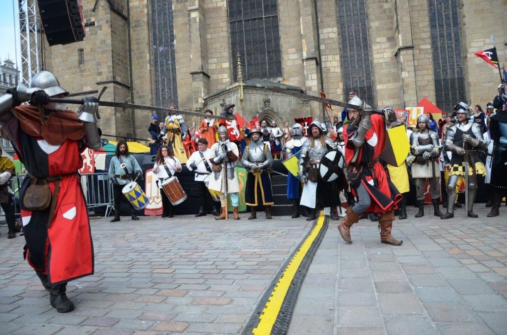 O uplynulém víkendu oslavilo město Plzeň 720 let od svého založení. Stalo se tak v rámci tradiční akce Historický víkend aneb Strašidla a mumraje plzeňské. Centrum se na tři dny proměnilo v dobové město s panovníky a dámami v kočárech, rytíři ve zbroji, nechyběly turnaje, historické vozy či tržiště. Na několika scénách v sadovém okruhu a na náměstí Republiky si diváci užili desítky představení, hudbu, divadlo, šermířské souboje. Ulicemi se procházeli panovníci, jež jsou neodmyslitelně spjatí s Plzní – Václav II., Václav IV., Marie Terezie, František Josef I., Rudolf II. nebo Karel IV. (foto: 13.-14.6.2015, Nadace 700 let města Plzně)