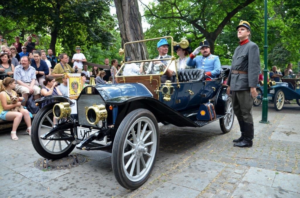 O uplynulém víkendu oslavilo město Plzeň 720 let od svého založení. Stalo se tak v rámci tradiční akce Historický víkend aneb Strašidla a mumraje plzeňské. Centrum se na tři dny proměnilo v dobové město s panovníky a dámami v kočárech, rytíři ve zbroji, nechyběly turnaje, historické vozy či tržiště. Na několika scénách v sadovém okruhu a na náměstí Republiky si diváci užili desítky představení, hudbu, divadlo, šermířské souboje. Ulicemi se procházeli panovníci, jež jsou neodmyslitelně spjatí s Plzní – Václav II., Václav IV., Marie Terezie, František Josef I., Rudolf II. nebo Karel IV. (foto: 13.-14.6.2015, Nadace 700 let města Plzně)