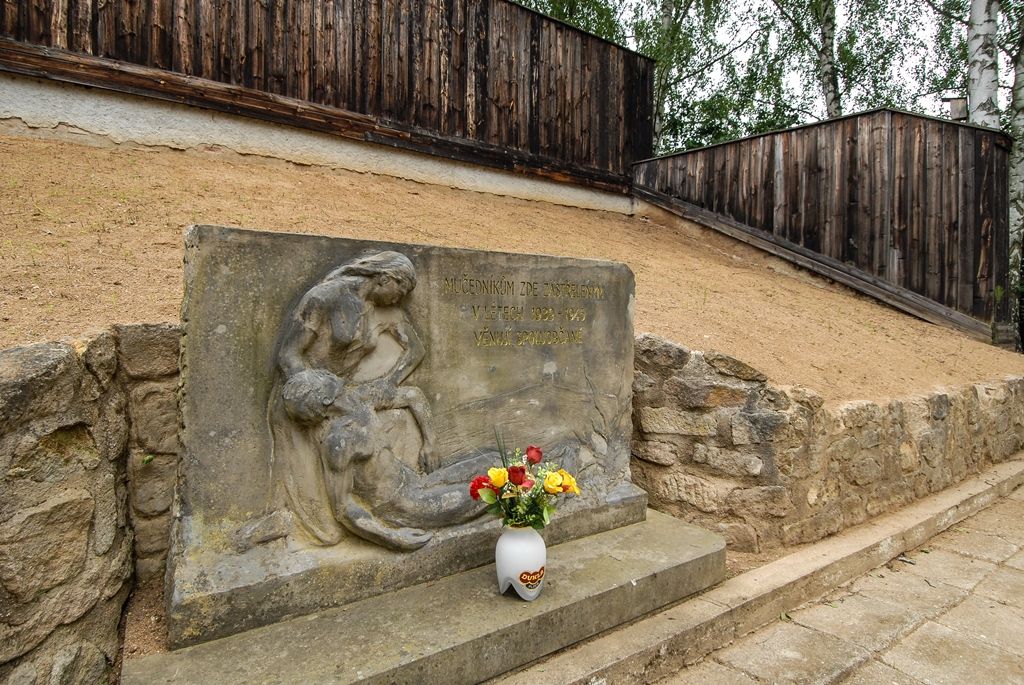 Památku dvanácti lidí popravených v době druhého stanného práva na vojenské střelnici v Lobzích uctili dnes (15.6.2015) Plzeňané a zástupci města. První náměstek primátora Martin Baxa společně s náměstkyní Evou Herinkovou položili květiny u plastiky připomínající události z roku 1942. Vzpomínkového setkání se zúčastnili také zástupci Plzeňského kraje, městských obvodů, oblastního sdružení Českého svazu bojovníků za svobodu, Svazu letců a dalších spolků.
