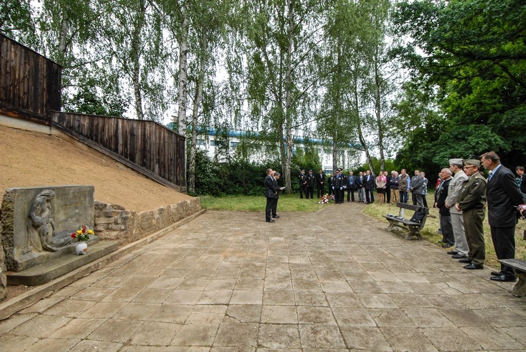 Památku dvanácti lidí popravených v době druhého stanného práva na vojenské střelnici v Lobzích uctili dnes (15.6.2015) Plzeňané a zástupci města. První náměstek primátora Martin Baxa společně s náměstkyní Evou Herinkovou položili květiny u plastiky připomínající události z roku 1942. Vzpomínkového setkání se zúčastnili také zástupci Plzeňského kraje, městských obvodů, oblastního sdružení Českého svazu bojovníků za svobodu, Svazu letců a dalších spolků.