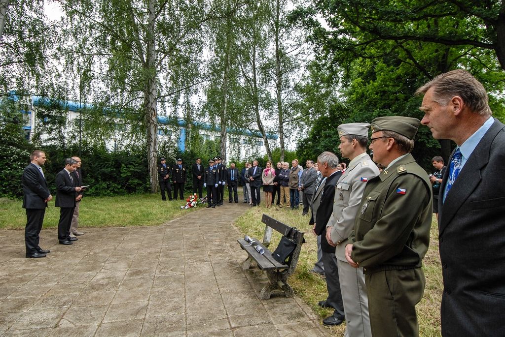 Památku dvanácti lidí popravených v době druhého stanného práva na vojenské střelnici v Lobzích uctili dnes (15.6.2015) Plzeňané a zástupci města. První náměstek primátora Martin Baxa společně s náměstkyní Evou Herinkovou položili květiny u plastiky připomínající události z roku 1942. Vzpomínkového setkání se zúčastnili také zástupci Plzeňského kraje, městských obvodů, oblastního sdružení Českého svazu bojovníků za svobodu, Svazu letců a dalších spolků.