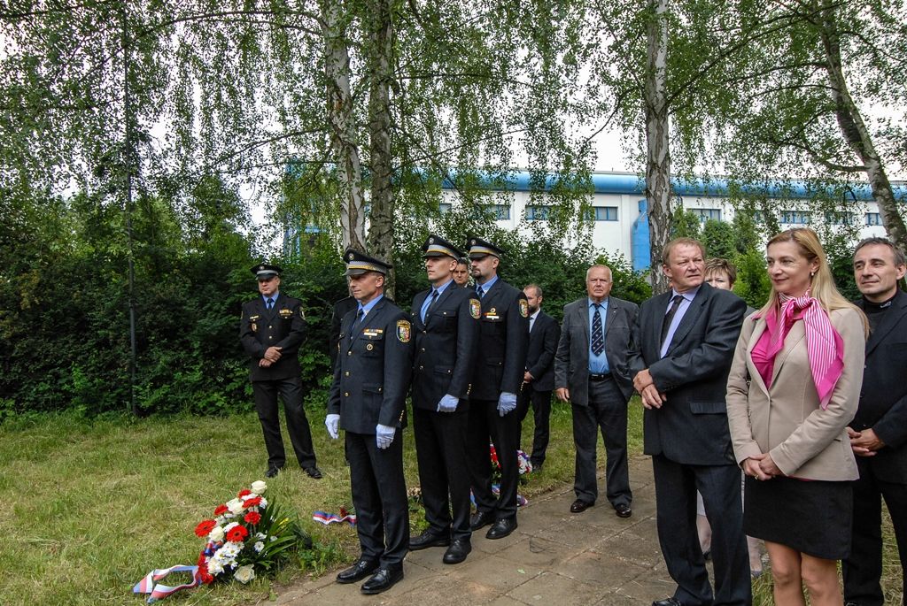 Památku dvanácti lidí popravených v době druhého stanného práva na vojenské střelnici v Lobzích uctili dnes (15.6.2015) Plzeňané a zástupci města. První náměstek primátora Martin Baxa společně s náměstkyní Evou Herinkovou položili květiny u plastiky připomínající události z roku 1942. Vzpomínkového setkání se zúčastnili také zástupci Plzeňského kraje, městských obvodů, oblastního sdružení Českého svazu bojovníků za svobodu, Svazu letců a dalších spolků.