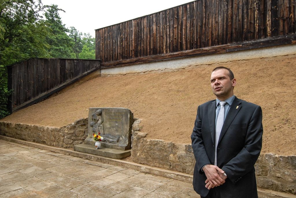 Památku dvanácti lidí popravených v době druhého stanného práva na vojenské střelnici v Lobzích uctili dnes (15.6.2015) Plzeňané a zástupci města. První náměstek primátora Martin Baxa společně s náměstkyní Evou Herinkovou položili květiny u plastiky připomínající události z roku 1942. Vzpomínkového setkání se zúčastnili také zástupci Plzeňského kraje, městských obvodů, oblastního sdružení Českého svazu bojovníků za svobodu, Svazu letců a dalších spolků.