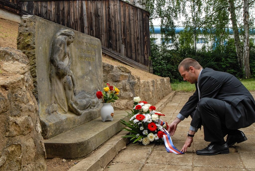 Památku dvanácti lidí popravených v době druhého stanného práva na vojenské střelnici v Lobzích uctili dnes (15.6.2015) Plzeňané a zástupci města. První náměstek primátora Martin Baxa společně s náměstkyní Evou Herinkovou položili květiny u plastiky připomínající události z roku 1942. Vzpomínkového setkání se zúčastnili také zástupci Plzeňského kraje, městských obvodů, oblastního sdružení Českého svazu bojovníků za svobodu, Svazu letců a dalších spolků.