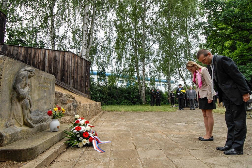 Památku dvanácti lidí popravených v době druhého stanného práva na vojenské střelnici v Lobzích uctili dnes (15.6.2015) Plzeňané a zástupci města. První náměstek primátora Martin Baxa společně s náměstkyní Evou Herinkovou položili květiny u plastiky připomínající události z roku 1942. Vzpomínkového setkání se zúčastnili také zástupci Plzeňského kraje, městských obvodů, oblastního sdružení Českého svazu bojovníků za svobodu, Svazu letců a dalších spolků.