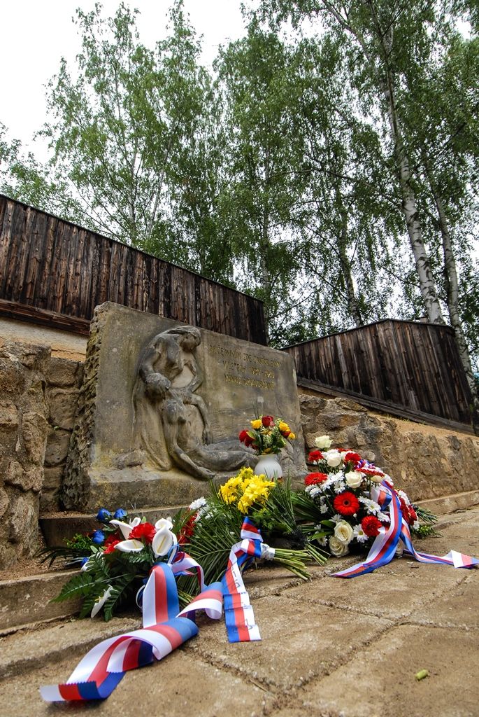 Památku dvanácti lidí popravených v době druhého stanného práva na vojenské střelnici v Lobzích uctili dnes (15.6.2015) Plzeňané a zástupci města. První náměstek primátora Martin Baxa společně s náměstkyní Evou Herinkovou položili květiny u plastiky připomínající události z roku 1942. Vzpomínkového setkání se zúčastnili také zástupci Plzeňského kraje, městských obvodů, oblastního sdružení Českého svazu bojovníků za svobodu, Svazu letců a dalších spolků.