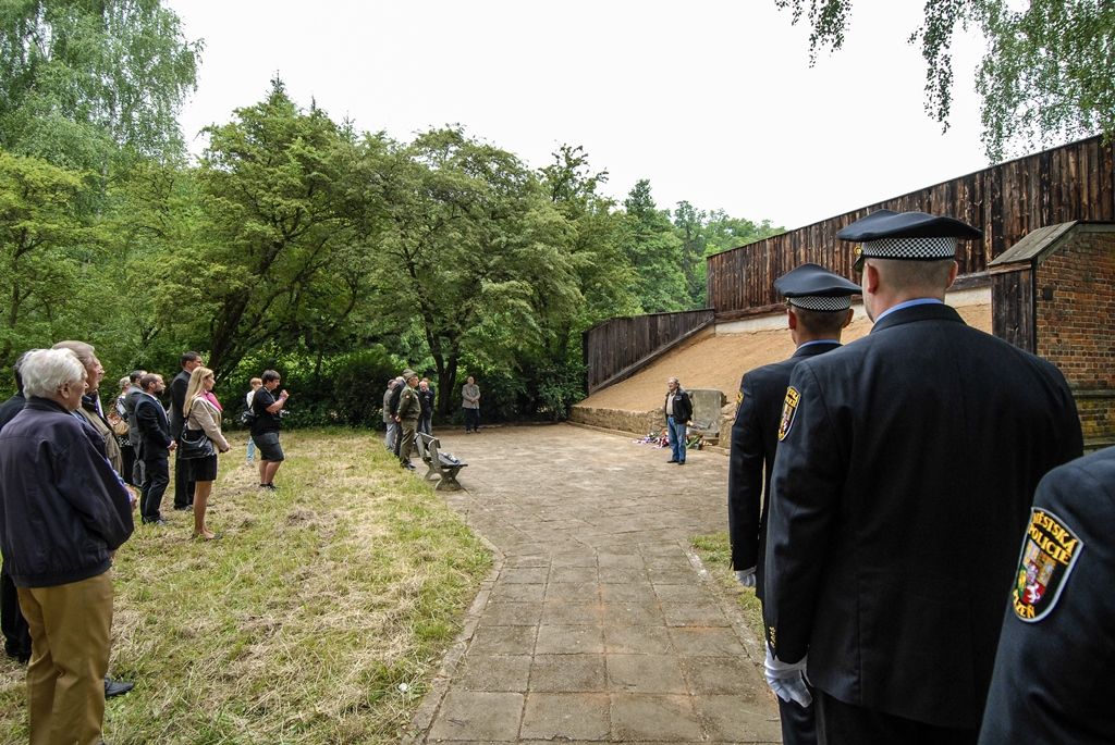 Památku dvanácti lidí popravených v době druhého stanného práva na vojenské střelnici v Lobzích uctili dnes (15.6.2015) Plzeňané a zástupci města. První náměstek primátora Martin Baxa společně s náměstkyní Evou Herinkovou položili květiny u plastiky připomínající události z roku 1942. Vzpomínkového setkání se zúčastnili také zástupci Plzeňského kraje, městských obvodů, oblastního sdružení Českého svazu bojovníků za svobodu, Svazu letců a dalších spolků.