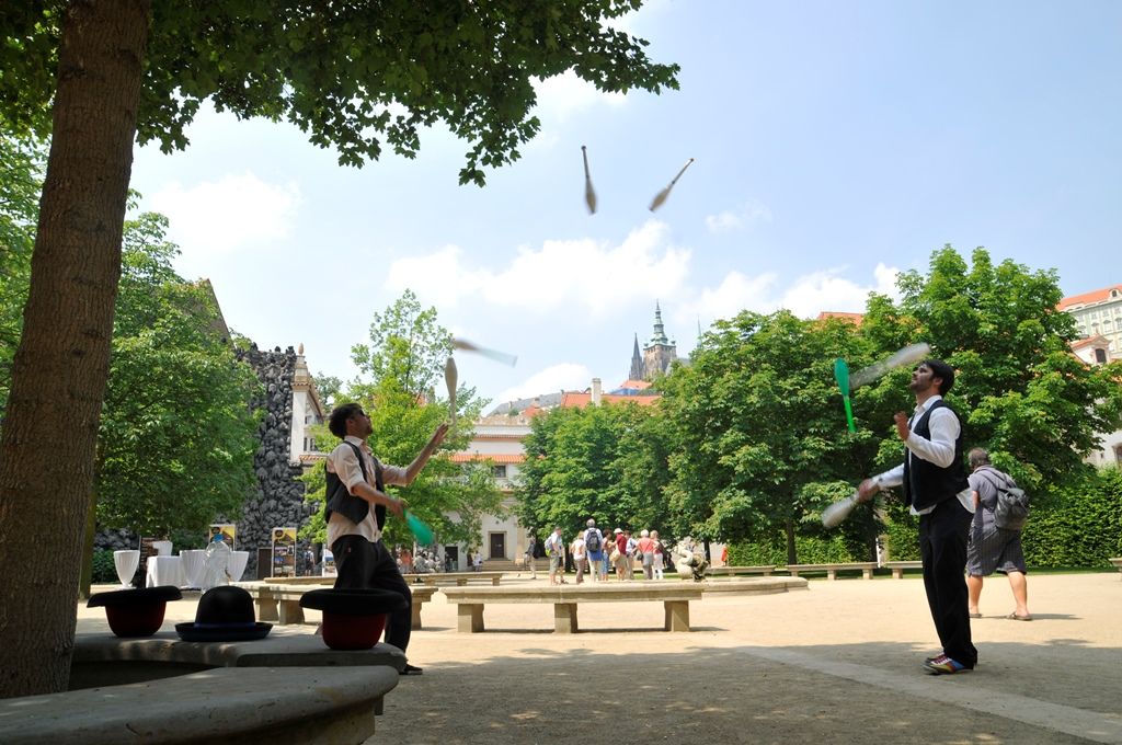 Barokní hudba, divadlo, žonglování, tance, ukázka sokolnictví a také vůně vytvářely atmosféru časů baroka ve Valdštejnské zahradě v Praze. Takřka už tradiční akce s názvem Den Plzně v Senátu Parlamentu České republiky se konala v sobotu 13. června a jejím cílem nebylo jen prezentovat Plzeň jako zajímavou turistickou destinaci, ale také pozvat účastníky na připravovaný festival 9 týdnů baroka, který je součástí programu projektu Plzeň – Evropské hlavní město kultury 2015. (foto: 13.6.2015, Odbor prezentace a marketingu MMP)