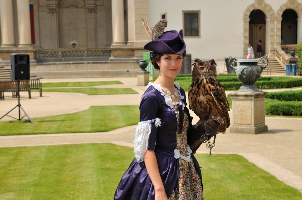 Barokní hudba, divadlo, žonglování, tance, ukázka sokolnictví a také vůně vytvářely atmosféru časů baroka ve Valdštejnské zahradě v Praze. Takřka už tradiční akce s názvem Den Plzně v Senátu Parlamentu České republiky se konala v sobotu 13. června a jejím cílem nebylo jen prezentovat Plzeň jako zajímavou turistickou destinaci, ale také pozvat účastníky na připravovaný festival 9 týdnů baroka, který je součástí programu projektu Plzeň – Evropské hlavní město kultury 2015. (foto: 13.6.2015, Odbor prezentace a marketingu MMP)