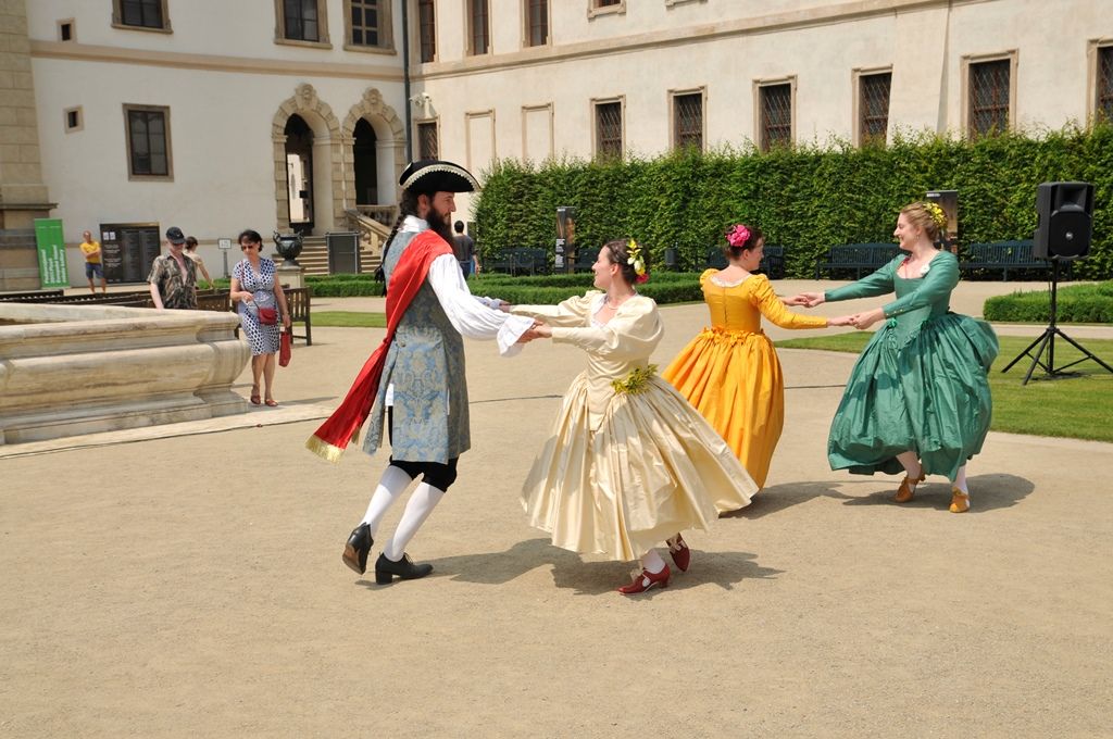 Barokní hudba, divadlo, žonglování, tance, ukázka sokolnictví a také vůně vytvářely atmosféru časů baroka ve Valdštejnské zahradě v Praze. Takřka už tradiční akce s názvem Den Plzně v Senátu Parlamentu České republiky se konala v sobotu 13. června a jejím cílem nebylo jen prezentovat Plzeň jako zajímavou turistickou destinaci, ale také pozvat účastníky na připravovaný festival 9 týdnů baroka, který je součástí programu projektu Plzeň – Evropské hlavní město kultury 2015. (foto: 13.6.2015, Odbor prezentace a marketingu MMP)