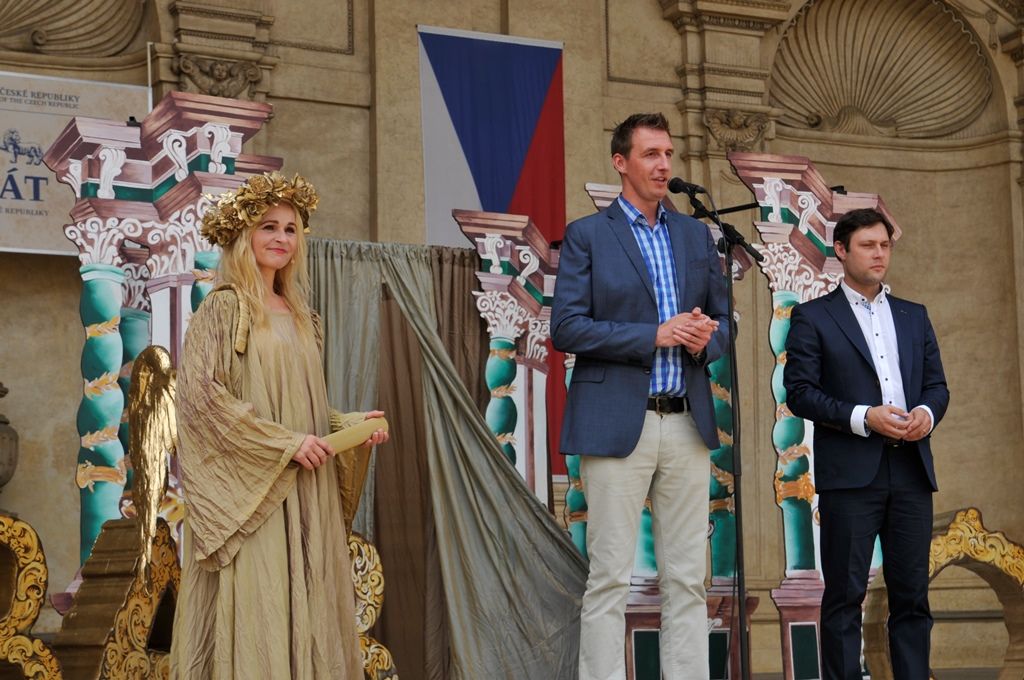 Barokní hudba, divadlo, žonglování, tance, ukázka sokolnictví a také vůně vytvářely atmosféru časů baroka ve Valdštejnské zahradě v Praze. Takřka už tradiční akce s názvem Den Plzně v Senátu Parlamentu České republiky se konala v sobotu 13. června a jejím cílem nebylo jen prezentovat Plzeň jako zajímavou turistickou destinaci, ale také pozvat účastníky na připravovaný festival 9 týdnů baroka, který je součástí programu projektu Plzeň – Evropské hlavní město kultury 2015. (foto: 13.6.2015, Odbor prezentace a marketingu MMP)