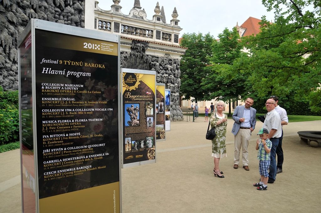 Barokní hudba, divadlo, žonglování, tance, ukázka sokolnictví a také vůně vytvářely atmosféru časů baroka ve Valdštejnské zahradě v Praze. Takřka už tradiční akce s názvem Den Plzně v Senátu Parlamentu České republiky se konala v sobotu 13. června a jejím cílem nebylo jen prezentovat Plzeň jako zajímavou turistickou destinaci, ale také pozvat účastníky na připravovaný festival 9 týdnů baroka, který je součástí programu projektu Plzeň – Evropské hlavní město kultury 2015. (foto: 13.6.2015, Odbor prezentace a marketingu MMP)