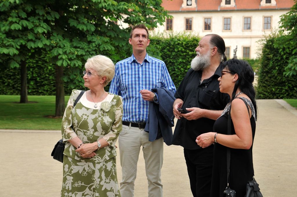 Barokní hudba, divadlo, žonglování, tance, ukázka sokolnictví a také vůně vytvářely atmosféru časů baroka ve Valdštejnské zahradě v Praze. Takřka už tradiční akce s názvem Den Plzně v Senátu Parlamentu České republiky se konala v sobotu 13. června a jejím cílem nebylo jen prezentovat Plzeň jako zajímavou turistickou destinaci, ale také pozvat účastníky na připravovaný festival 9 týdnů baroka, který je součástí programu projektu Plzeň – Evropské hlavní město kultury 2015. (foto: 13.6.2015, Odbor prezentace a marketingu MMP)