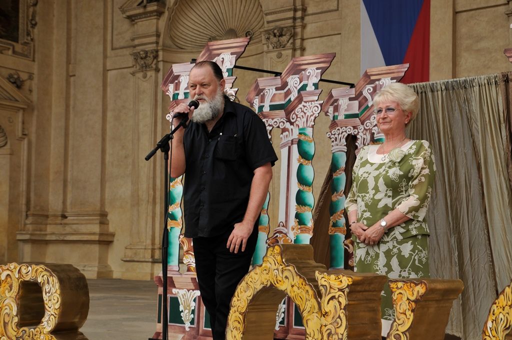 Barokní hudba, divadlo, žonglování, tance, ukázka sokolnictví a také vůně vytvářely atmosféru časů baroka ve Valdštejnské zahradě v Praze. Takřka už tradiční akce s názvem Den Plzně v Senátu Parlamentu České republiky se konala v sobotu 13. června a jejím cílem nebylo jen prezentovat Plzeň jako zajímavou turistickou destinaci, ale také pozvat účastníky na připravovaný festival 9 týdnů baroka, který je součástí programu projektu Plzeň – Evropské hlavní město kultury 2015. (foto: 13.6.2015, Odbor prezentace a marketingu MMP)