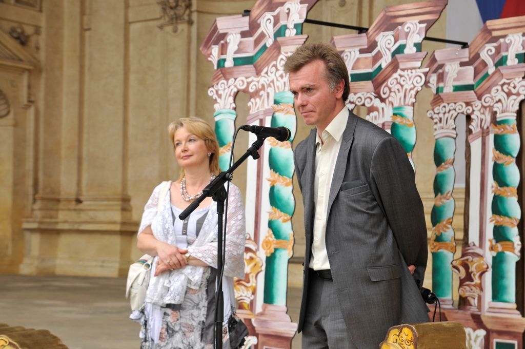 Barokní hudba, divadlo, žonglování, tance, ukázka sokolnictví a také vůně vytvářely atmosféru časů baroka ve Valdštejnské zahradě v Praze. Takřka už tradiční akce s názvem Den Plzně v Senátu Parlamentu České republiky se konala v sobotu 13. června a jejím cílem nebylo jen prezentovat Plzeň jako zajímavou turistickou destinaci, ale také pozvat účastníky na připravovaný festival 9 týdnů baroka, který je součástí programu projektu Plzeň – Evropské hlavní město kultury 2015. (foto: 13.6.2015, Odbor prezentace a marketingu MMP)