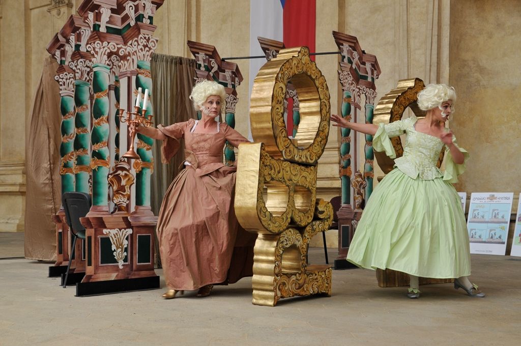 Barokní hudba, divadlo, žonglování, tance, ukázka sokolnictví a také vůně vytvářely atmosféru časů baroka ve Valdštejnské zahradě v Praze. Takřka už tradiční akce s názvem Den Plzně v Senátu Parlamentu České republiky se konala v sobotu 13. června a jejím cílem nebylo jen prezentovat Plzeň jako zajímavou turistickou destinaci, ale také pozvat účastníky na připravovaný festival 9 týdnů baroka, který je součástí programu projektu Plzeň – Evropské hlavní město kultury 2015. (foto: 13.6.2015, Odbor prezentace a marketingu MMP)