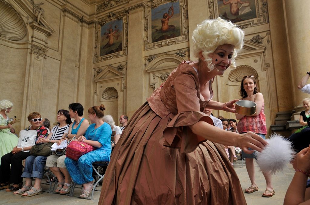 Barokní hudba, divadlo, žonglování, tance, ukázka sokolnictví a také vůně vytvářely atmosféru časů baroka ve Valdštejnské zahradě v Praze. Takřka už tradiční akce s názvem Den Plzně v Senátu Parlamentu České republiky se konala v sobotu 13. června a jejím cílem nebylo jen prezentovat Plzeň jako zajímavou turistickou destinaci, ale také pozvat účastníky na připravovaný festival 9 týdnů baroka, který je součástí programu projektu Plzeň – Evropské hlavní město kultury 2015. (foto: 13.6.2015, Odbor prezentace a marketingu MMP)